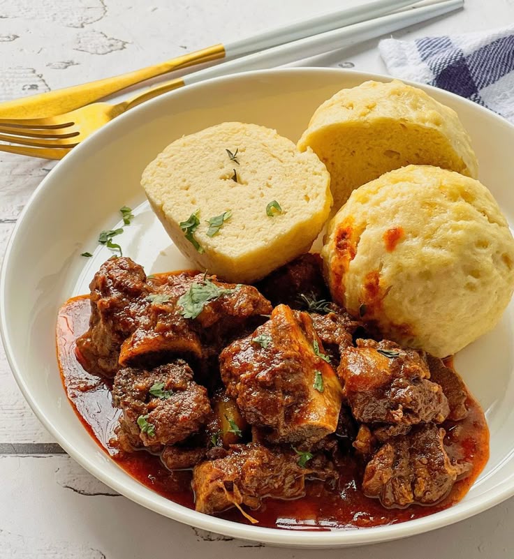 Beef stew and bread 