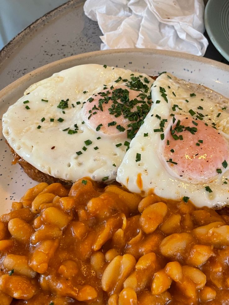 ENGLISH BREAKFAST Spanish Omelette,2Sausages Beans and Bread)